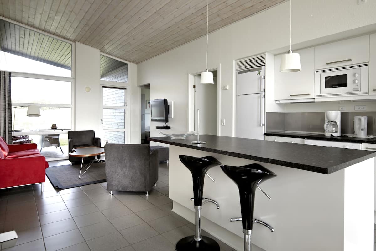 design plus 6 | private kitchen | full-sized fridge, microwave, oven, stovetop