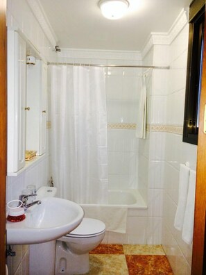 Combined shower/tub, rainfall showerhead, free toiletries, towels