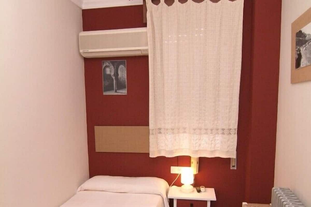 Quarto solteiro | Wi-Fi de cortesia, roupa de cama