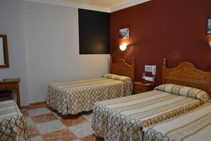Quadruple Room | Free WiFi, bed sheets - Hotel Virgen de los Reyes (Ronda)
