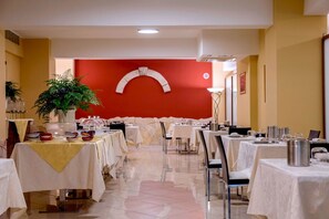 Free daily local cuisine breakfast  - Hotel San Michele (Milazzo)
