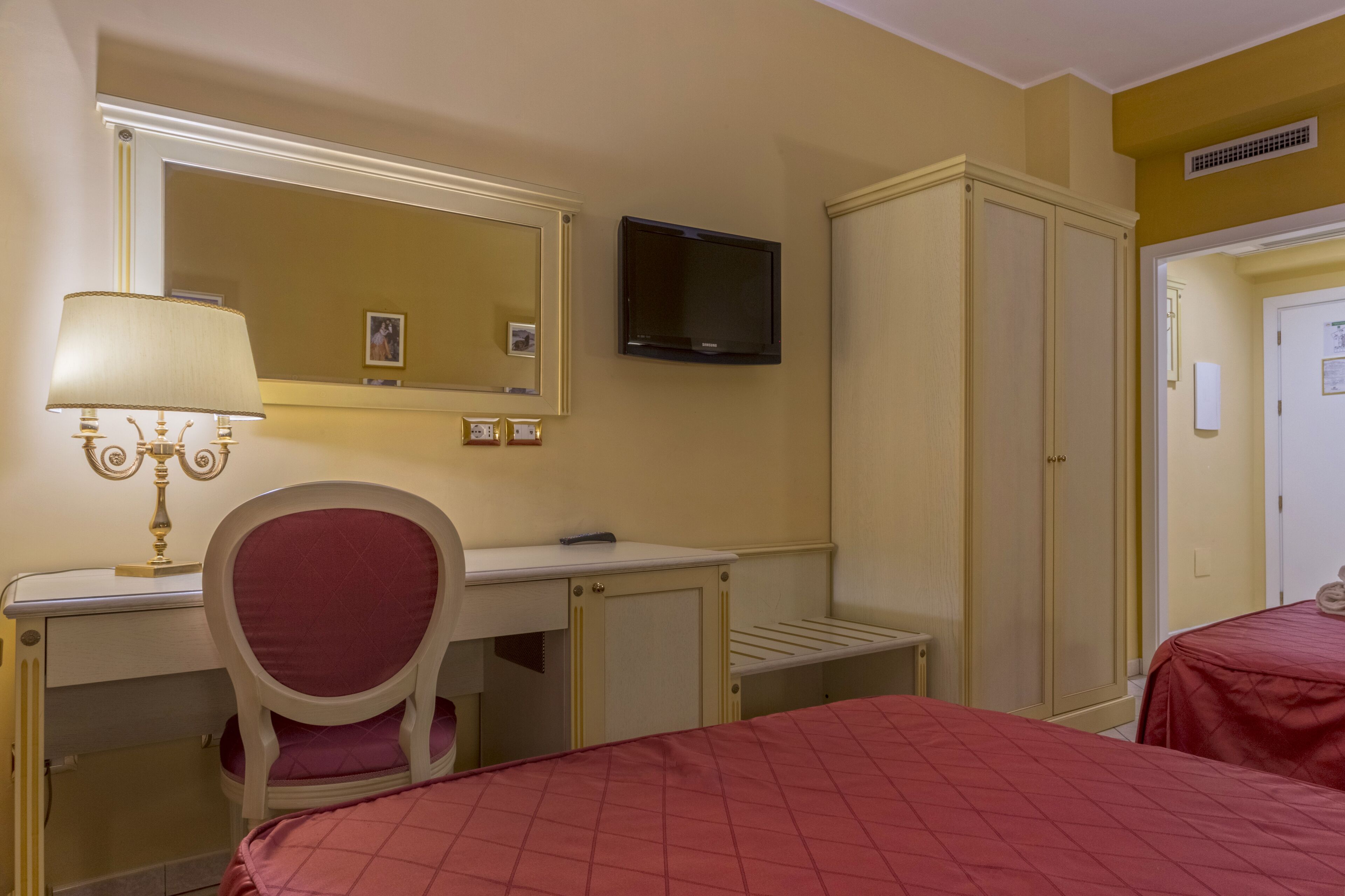 deluxe twin room | 1 bedroom, minibar, in-room safe, desk