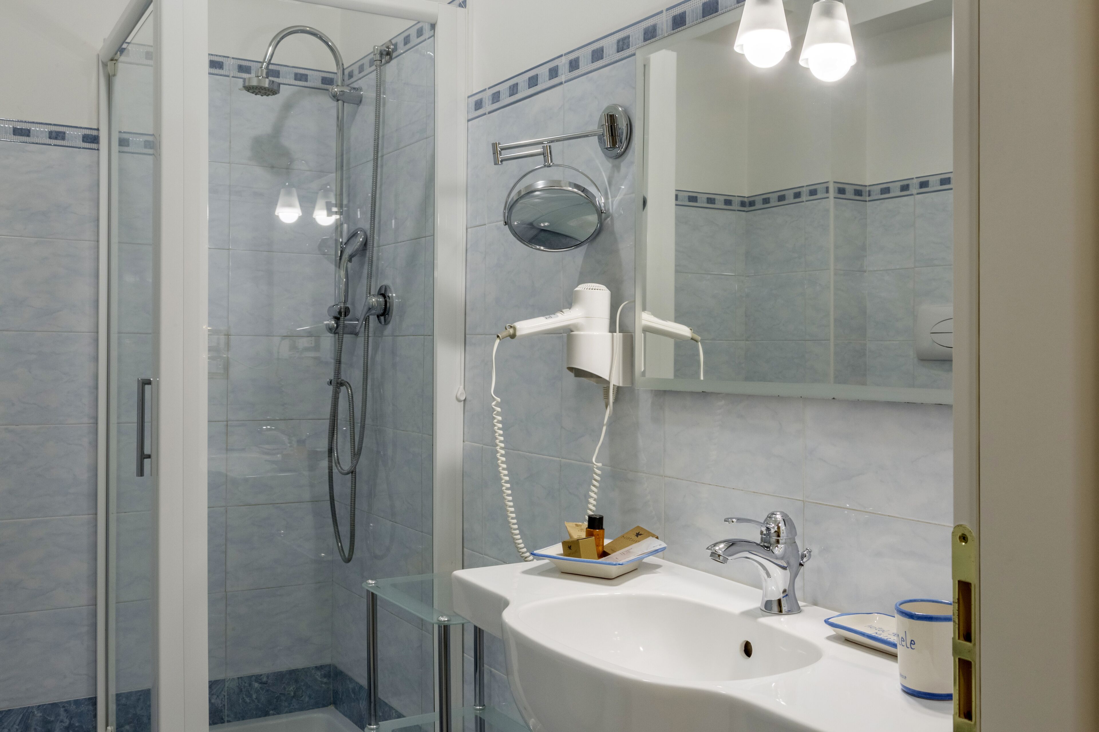 shower, hydromassage showerhead, free toiletries, hair dryer