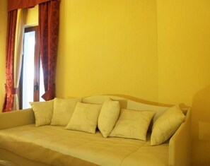 Family Room (per 2 adulti e 2 bambini) | Minibar, in-room safe, desk, blackout drapes