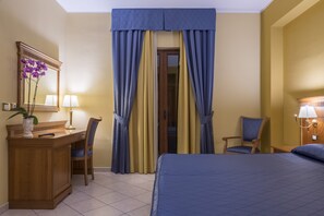 Deluxe Room | Minibar, in-room safe, desk, blackout drapes - Hotel San Michele (Milazzo)