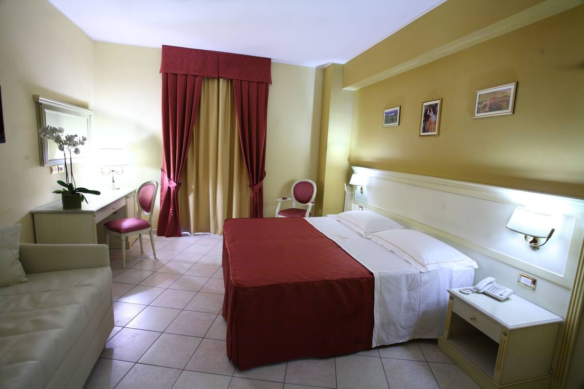 Minibar, coffres-forts dans les chambres, bureau, rideaux occultants