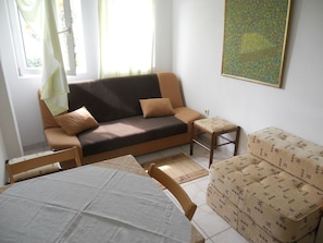 Appartement Tradition, 1 chambre, balcon, vue parc | Coin séjour | Télévision