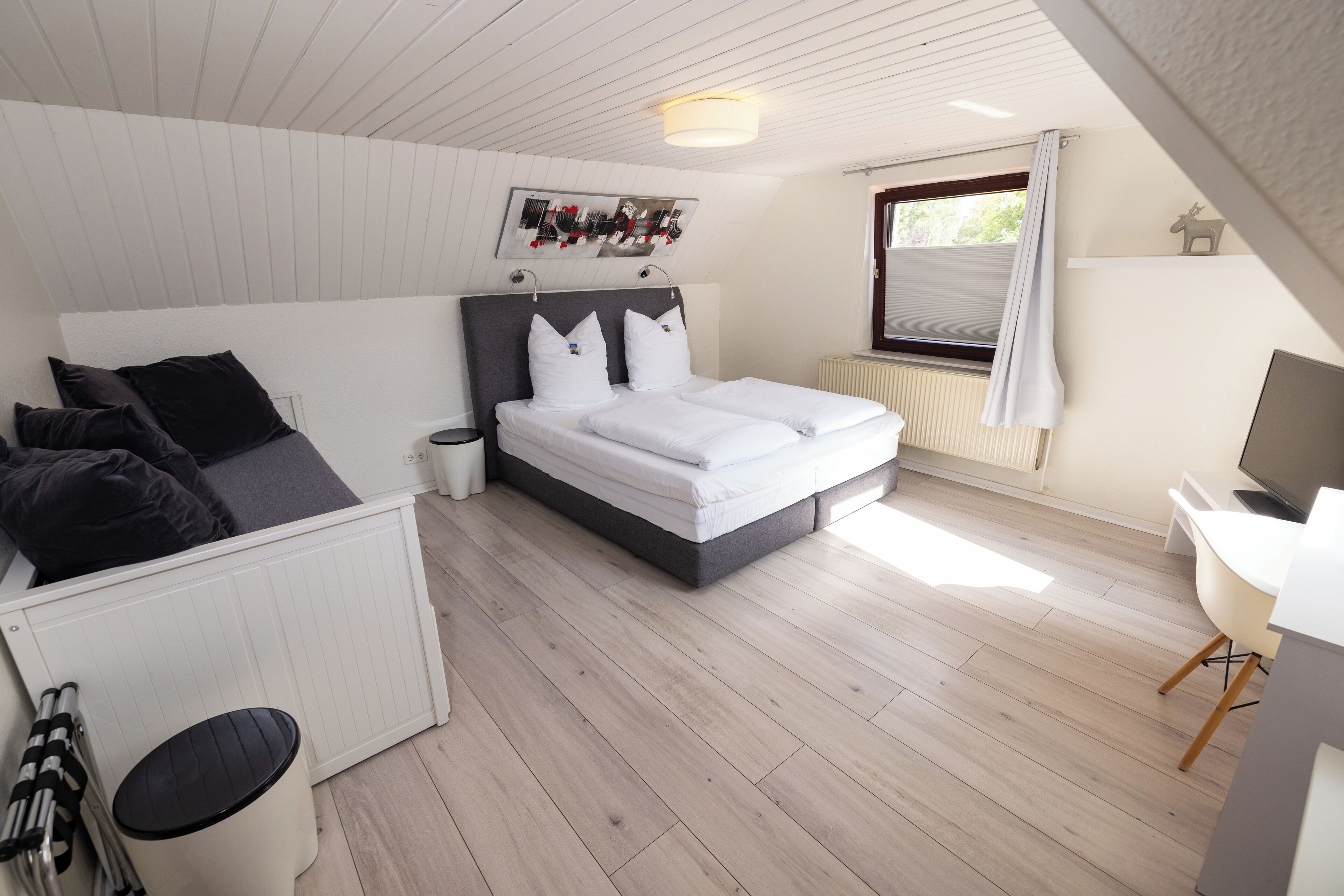 double room | individually furnished, desk, laptop workspace, bed sheets