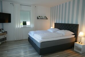 Individually furnished, desk, laptop workspace, bed sheets - Hotel Gasthof Handewitt (Handewitt)