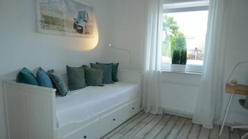 Habitación familiar | Muebles diferentes, escritorio y espacio para trabajar con laptop