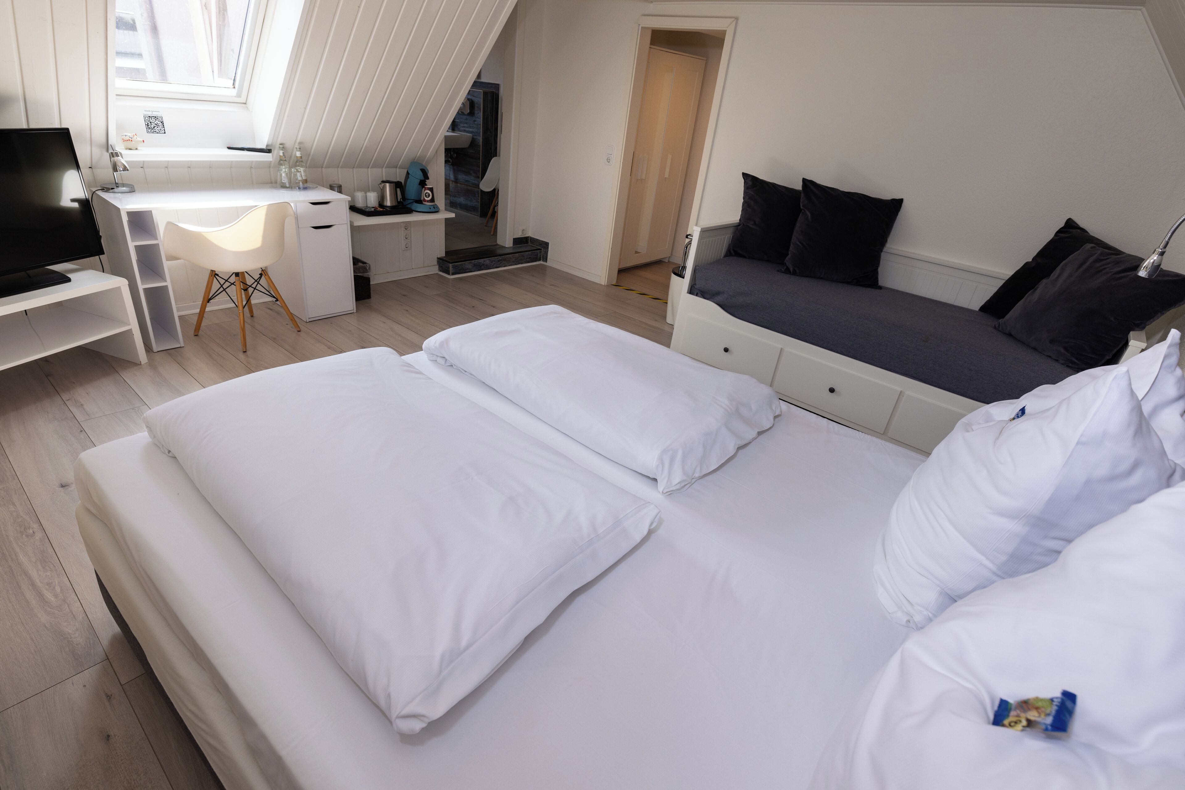 double room | individually furnished, desk, laptop workspace, bed sheets