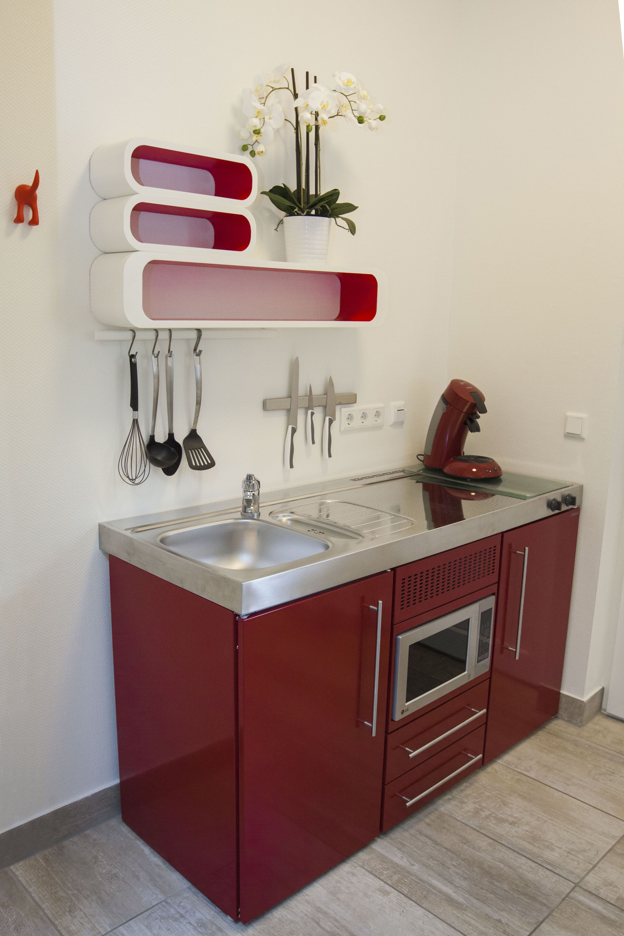 comfort single room | individually furnished, desk, laptop workspace, bed sheets