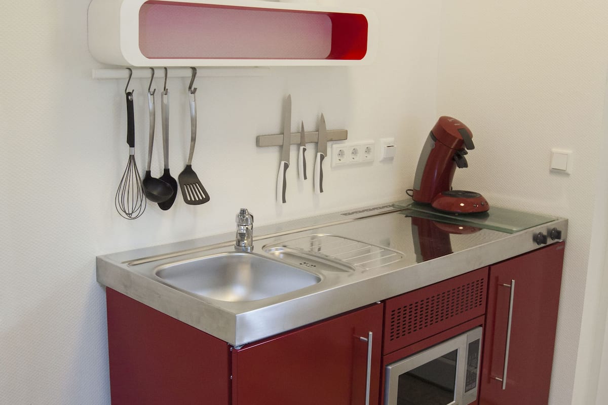 comfort single room | individually furnished, desk, laptop workspace, bed sheets