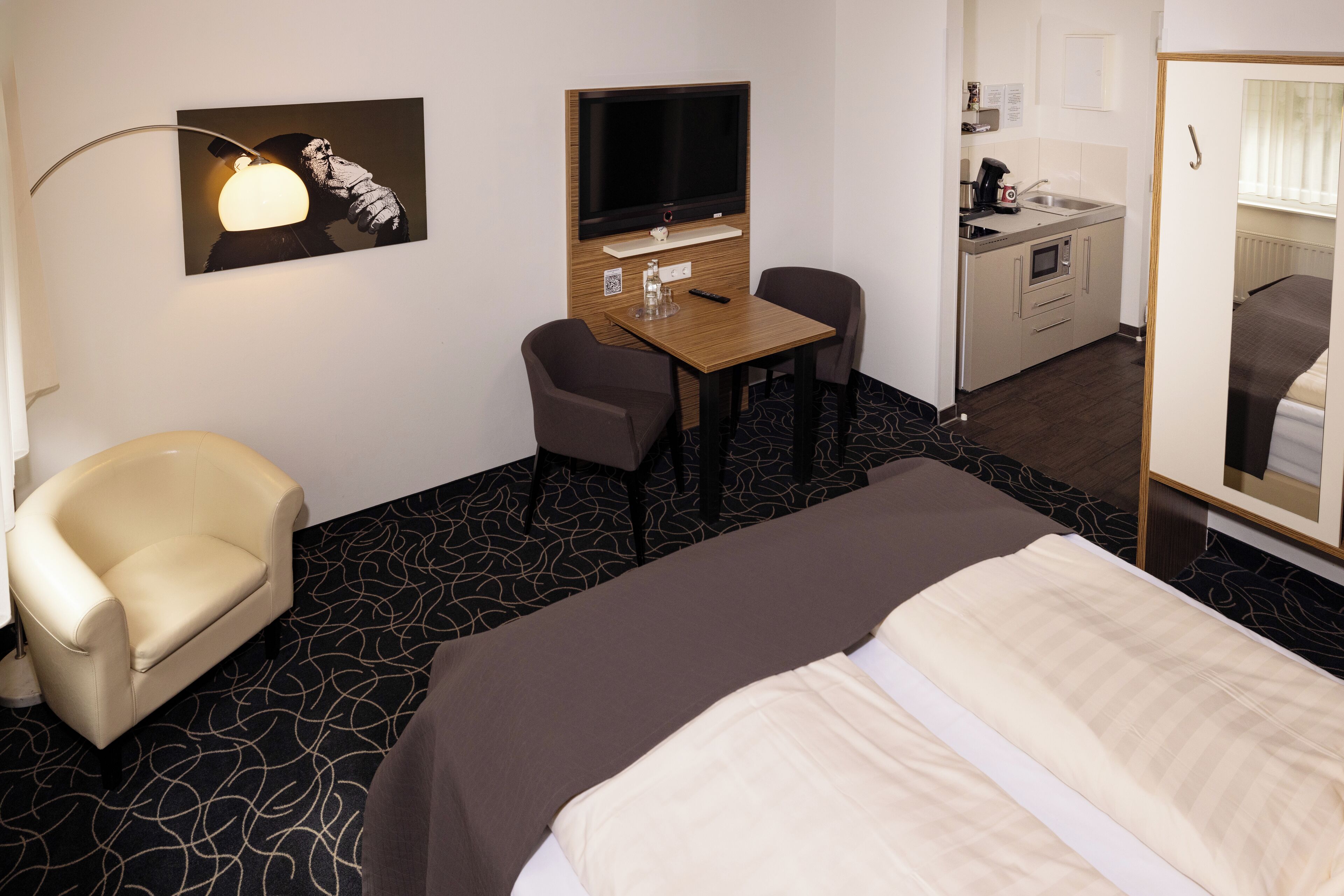 double room | individually furnished, desk, laptop workspace, bed sheets