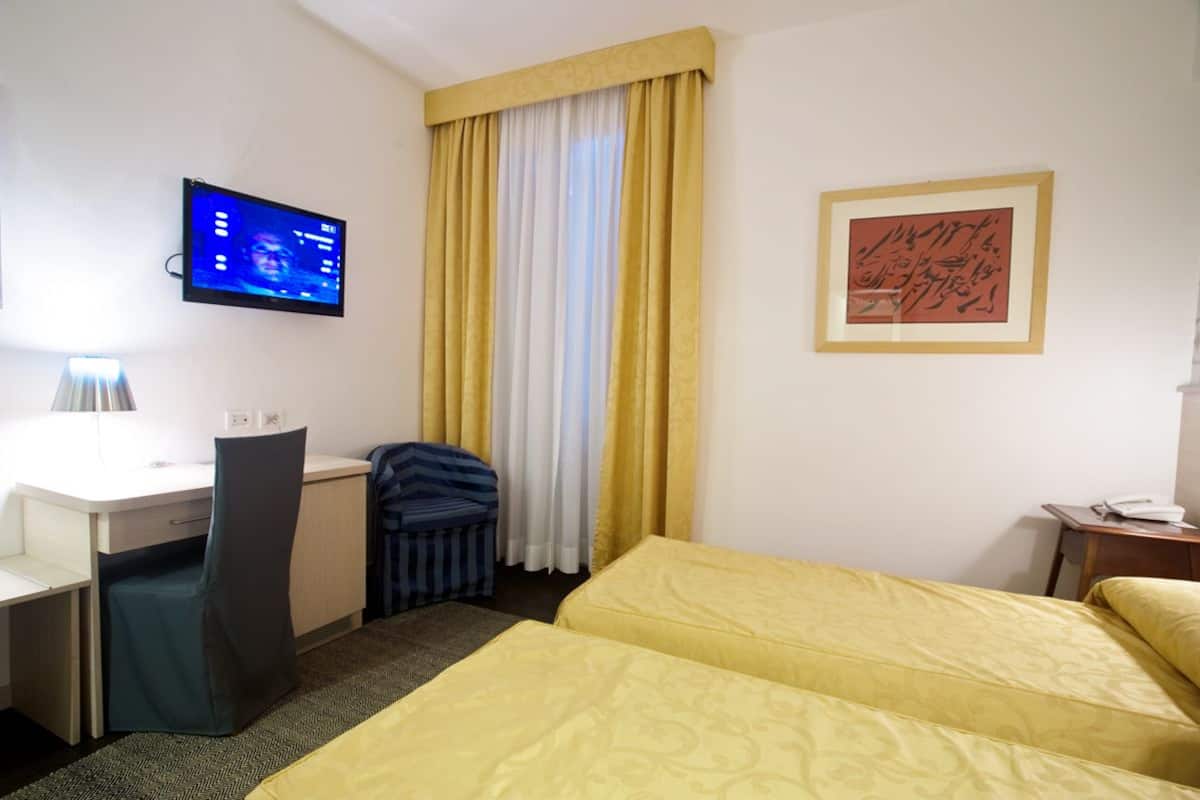 Een minibar, een kluis op de kamer, een bureau, verduisterende gordijnen