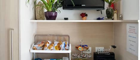 Sarapan ala kontinental setiap hari (EUR 10.00 per orang)