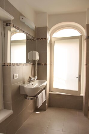 Een douche, een regendouche, gratis toiletartikelen, een haardroger