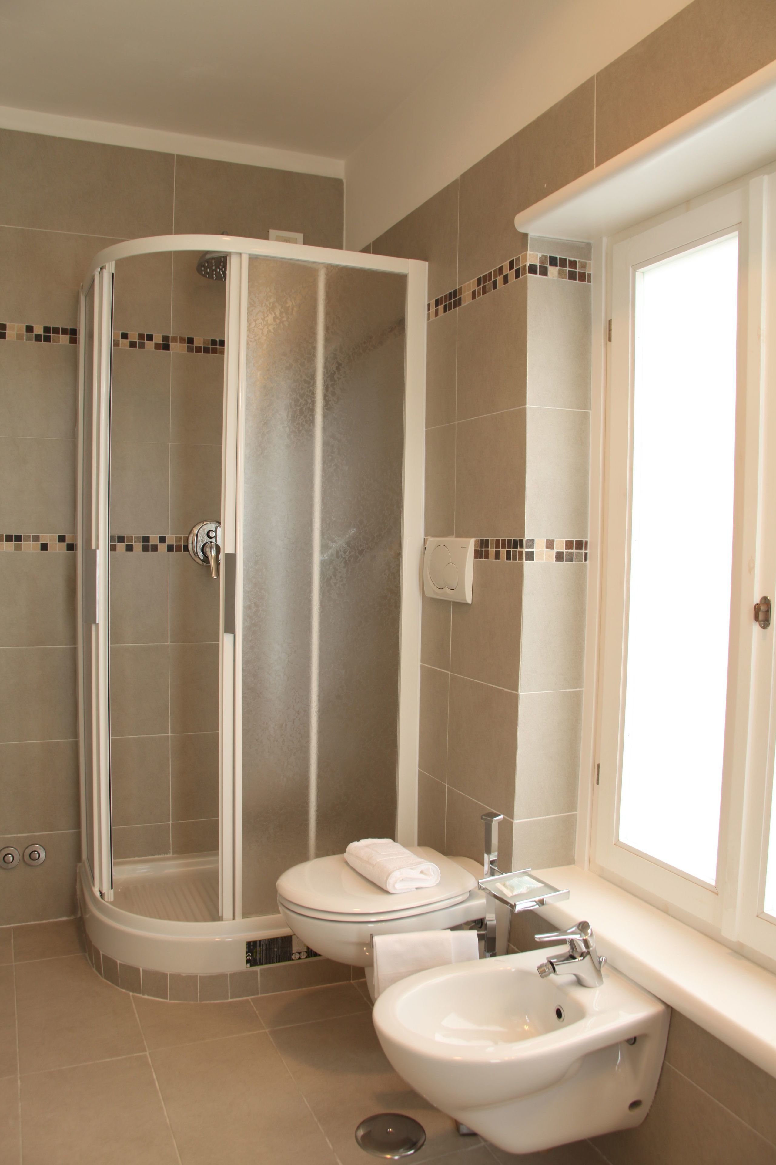 Doppelzimmer, 1 Doppelbett | Badezimmer | Dusche, Regendusche, kostenlose Toilettenartikel, Haartrockner