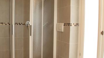 Doppelzimmer, 1 Doppelbett | Badezimmer | Dusche, Regendusche, kostenlose Toilettenartikel, Haartrockner