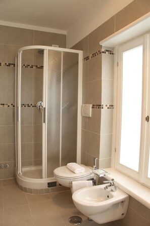 Habitación doble, 1 cama doble | Baño | Ducha y cabezal de ducha tipo lluvia