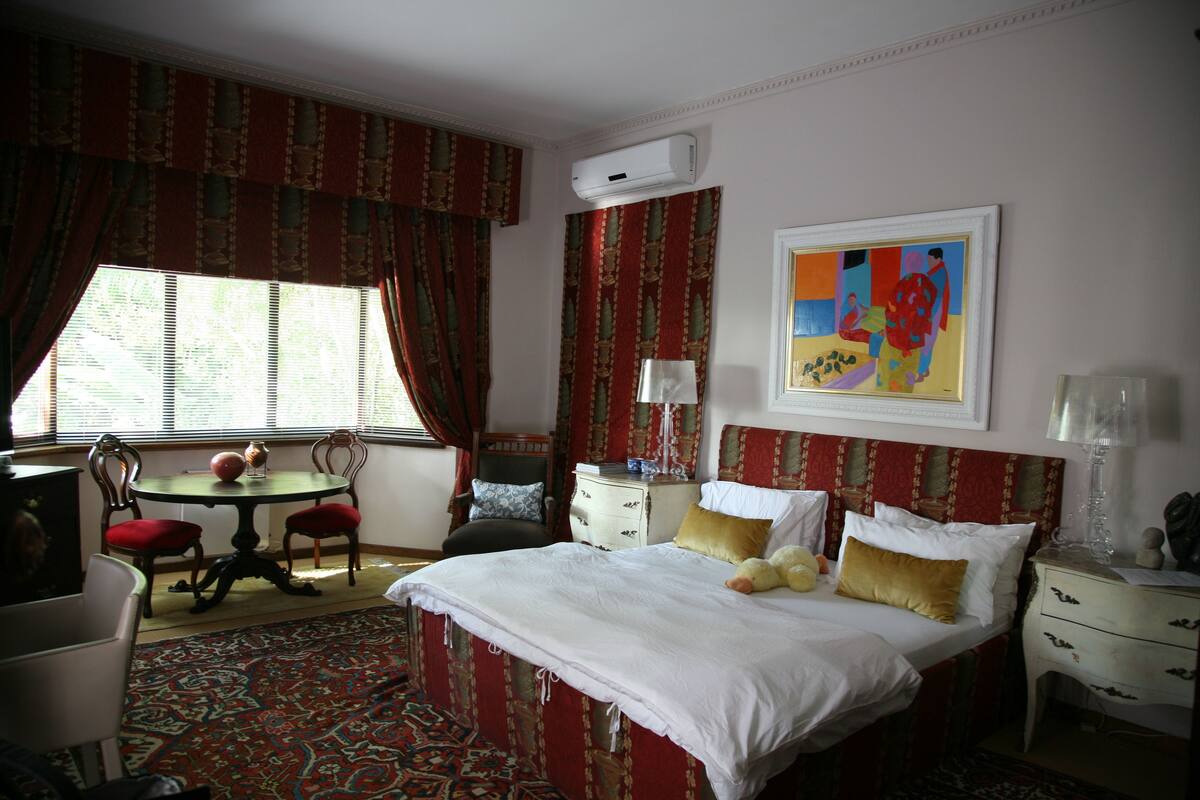 Habitación Deluxe, baño en la habitación | Sábanas de algodón egipcio y ropa de cama de alta calidad