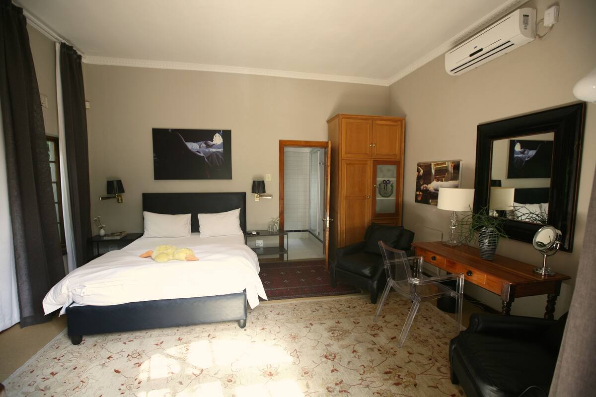 Standard Room | Egyptian cotton sheets, premium bedding, in-room safe, desk