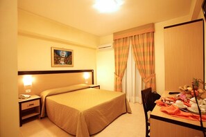 Minibar, brankas, meja kerja, dan ruang kerja ramah laptop