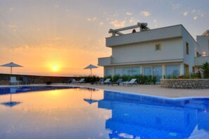 Piscine extérieure (ouverte en saison), parasols de plage