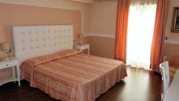 Suite Junior, vasca da bagno, piano elevato | Minibar, una cassaforte in camera, una scrivania, postazione laptop