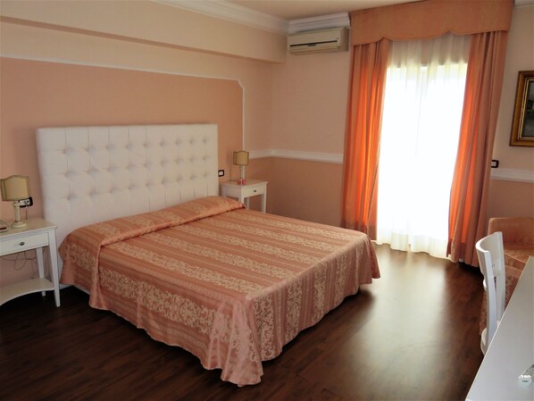 Suite Junior, bathtub, menara | Minibar, brankas, meja kerja, dan ruang kerja ramah laptop