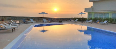 Piscine extérieure (ouverte en saison), parasols de plage