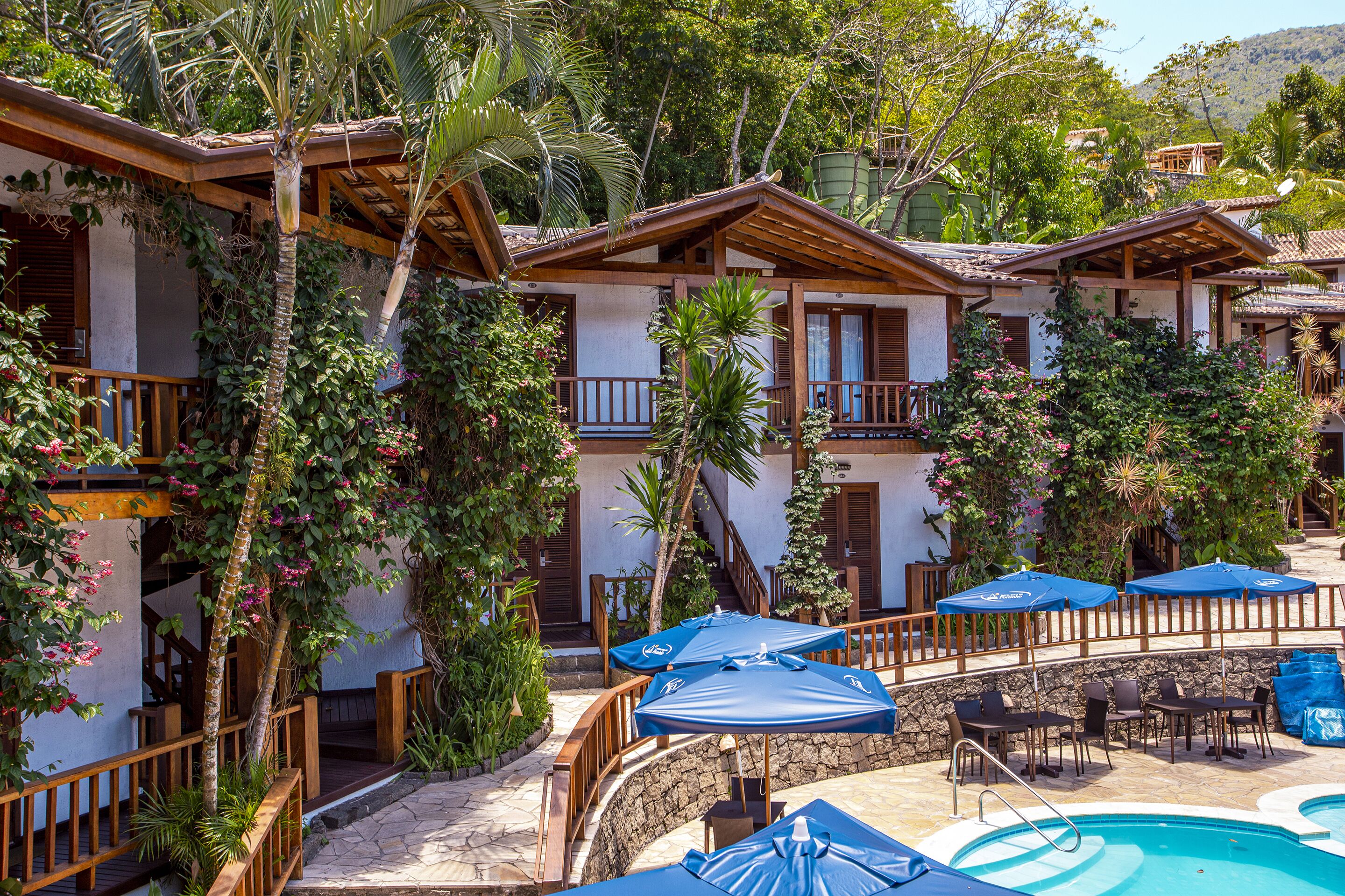 Piscina externa, guarda-sóis, espreguiçadeiras