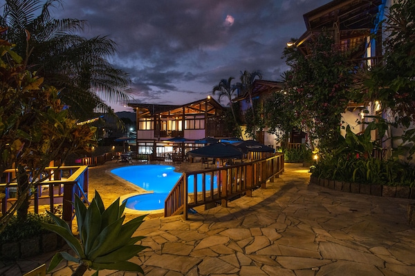 Außenpool, Sonnenschirme, Liegestühle