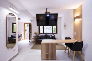 Premium Studio Suite | 1 bedroom, minibar, in-room safe, iron/ironing board