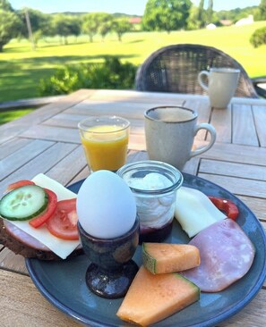 Free continental breakfast - Stegeborgs Trädgårdshotell (Soderkoping)
