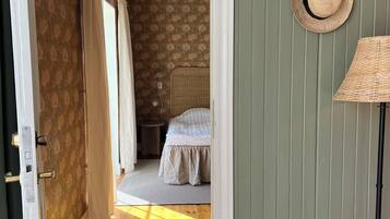 Minibar, wifi gratis y ropa de cama