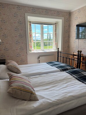 Cots/infant beds, rollaway beds, free WiFi, bed sheets