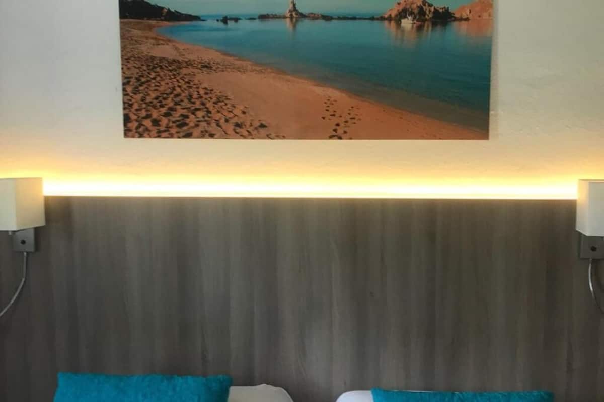 2 bedrooms, laptop workspace, blackout curtains