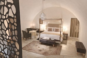 Deluxe Double Room (with Hot Tub Extra Large) | Premium bedding, minibar, in-room safe, individually decorated