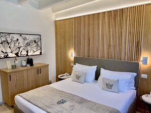 أغطية فراش متميزة وميني بار وخزنة داخل الغرفة وبديكورات فريدة لكل غرفة