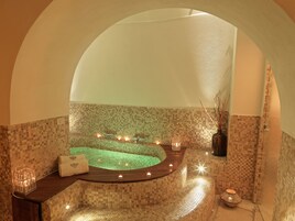 Habitación Deluxe doble (with Hot Tub Extra Large) | Baño | Artículos de higiene personal gratuitos, secador de pelo y zapatillas