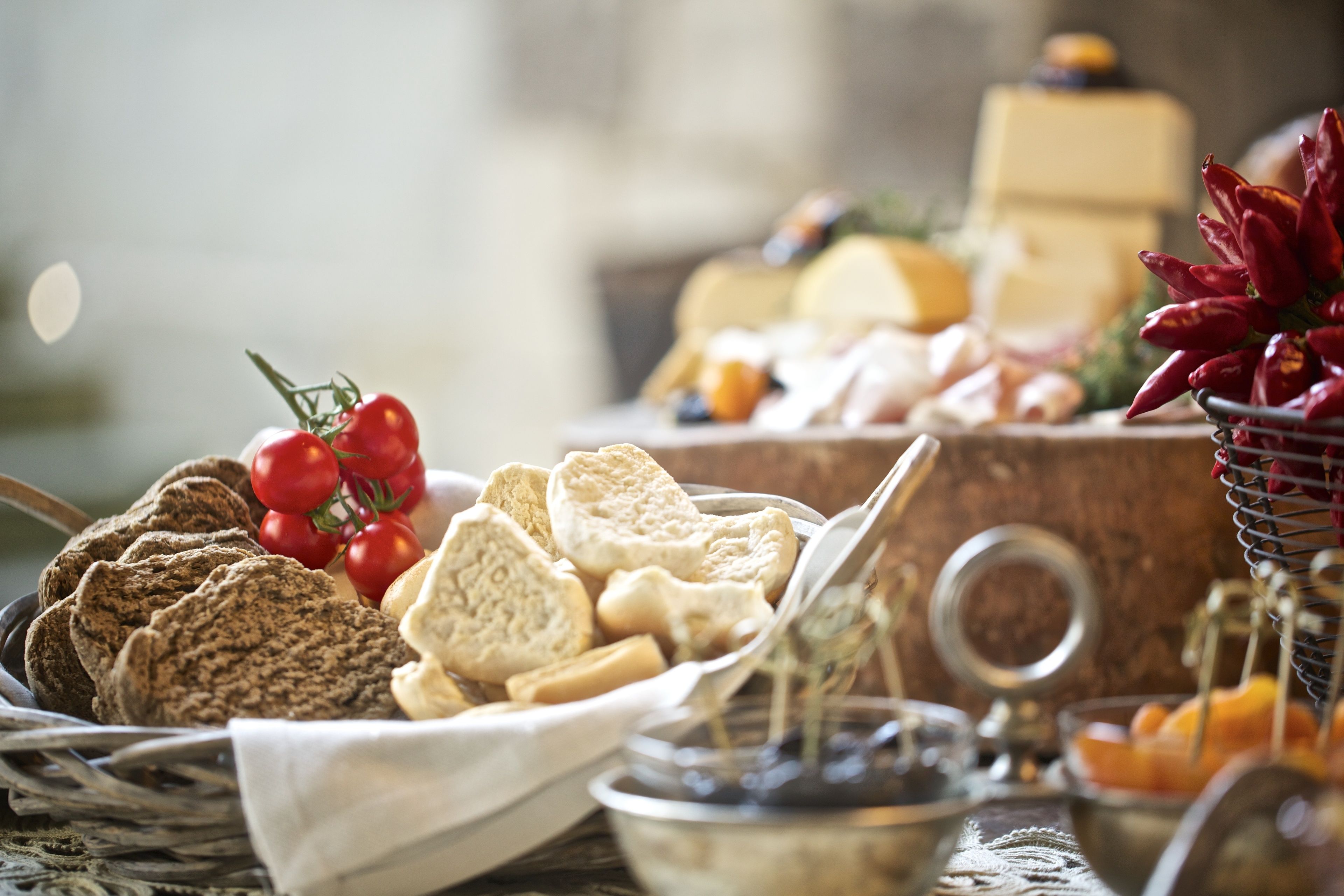 Diverse varietà di pane e formaggi su un tavolo.