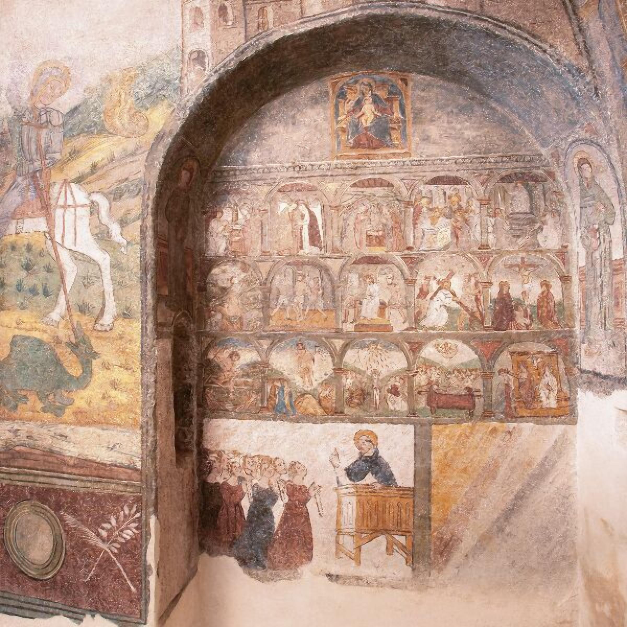Ein detailliertes Mosaik mit religiösen Figuren und Szenen, vermutlich Teil des Innenraums eines historischen Gebäudes.