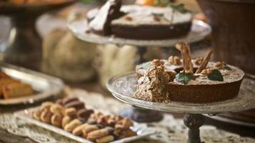 Un tavolo imbandito con dolci, torte e pasticcini assortiti.