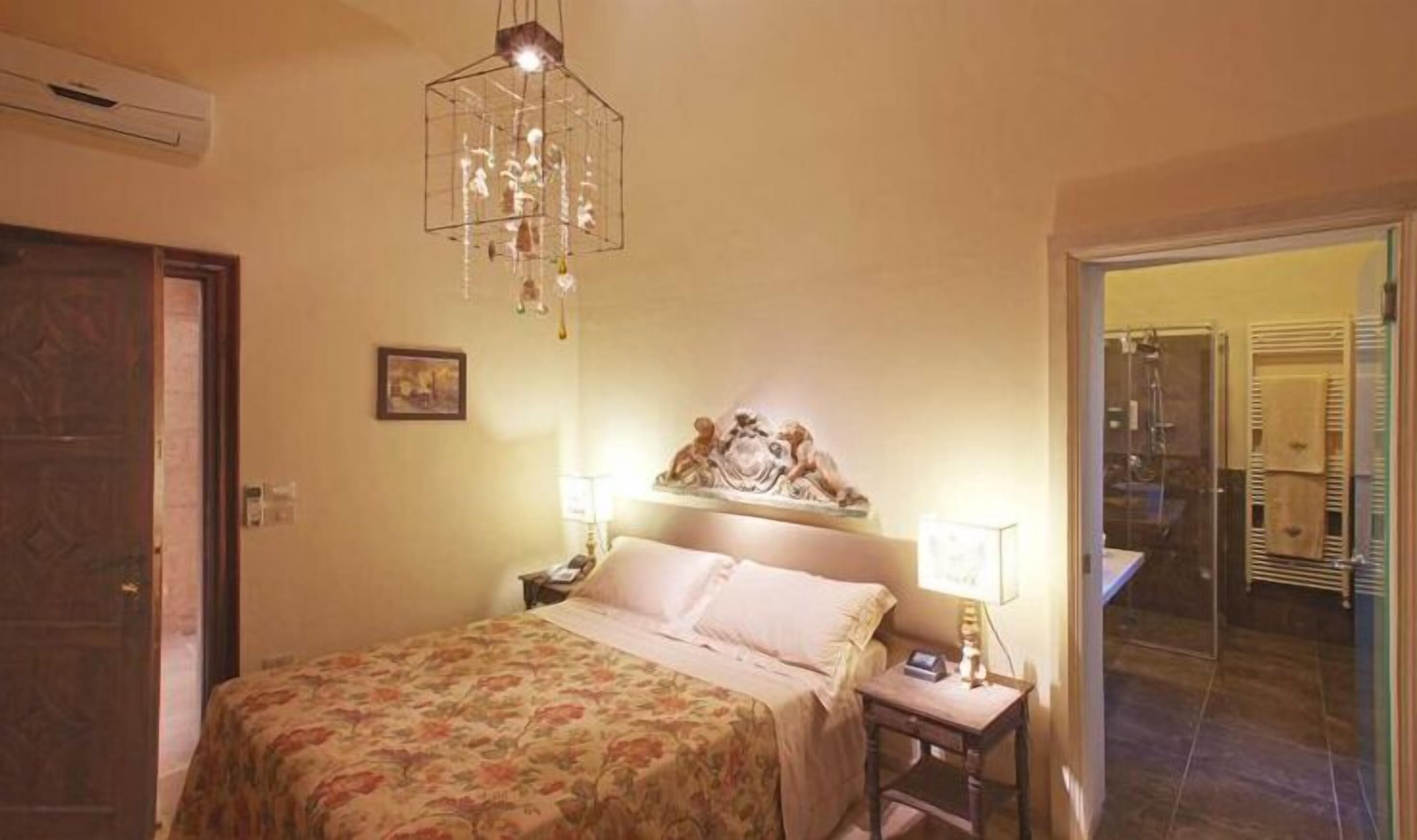 Ropa de cama de alta calidad y minibar 