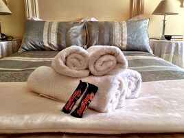 Single Room | Minibar, in-room safe, desk, blackout drapes