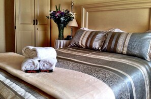 ダブルルーム | ミニバー、セーフティボックス (室内)、デスク、遮光カーテン