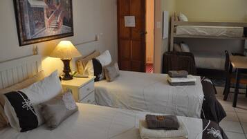 Frigobar, cofres nos quartos, escrivaninha, cortinas blackout