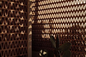Una estructura de celosía con patrones geométricos, probablemente parte del exterior de un edificio.