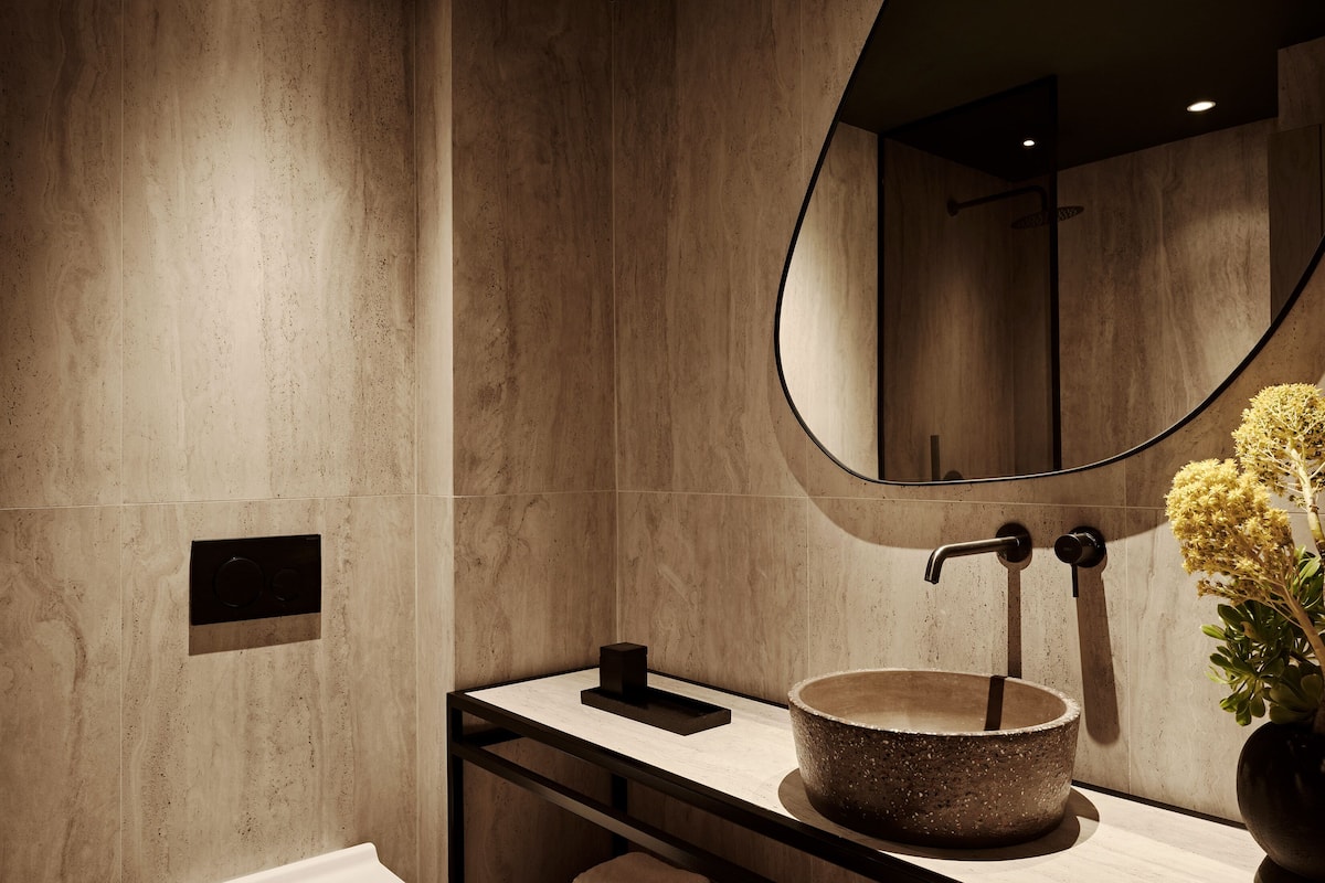 shower, free toiletries, hair dryer, slippers